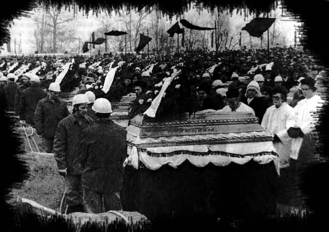 Az 1978. évi bányarobbanás áldozatainak a temetése Tatabányán.